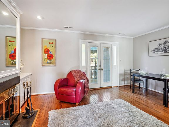4th image of 4871 Chevy Chase Dr #161