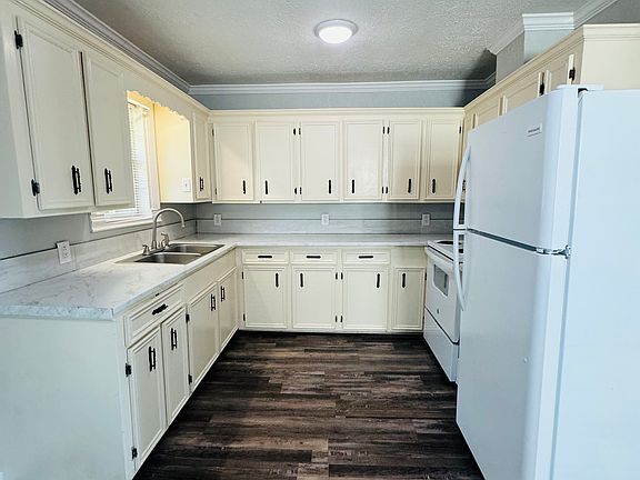 5th image of 3132 E Parkway St