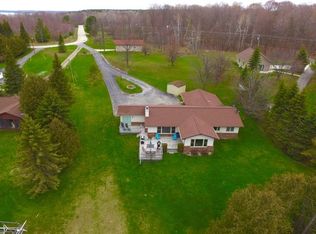 370 Deerfield Rd, Indian River, MI 49749