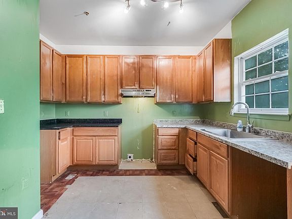 4th image of 3233 15th Pl SE