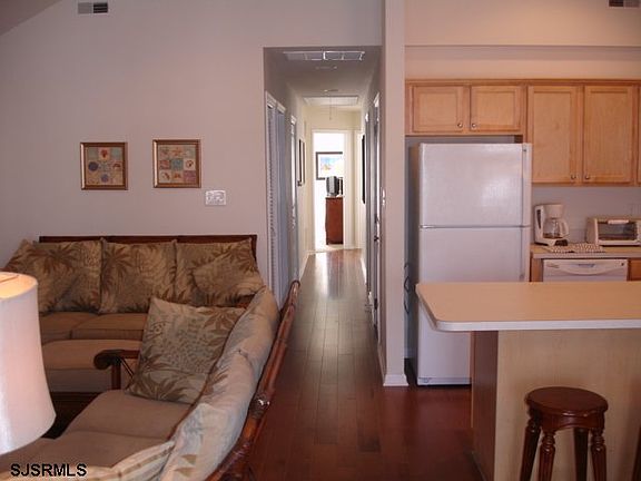 3rd image of 808 E 7th St