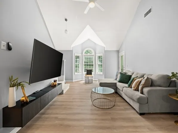 111 Carriage Ln Unit 111, Taunton, MA 02780