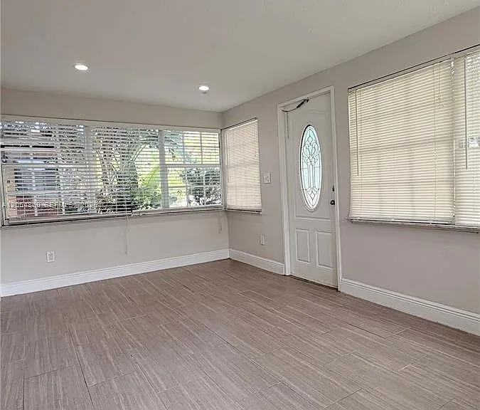 250 SW 7th St — Photo 23