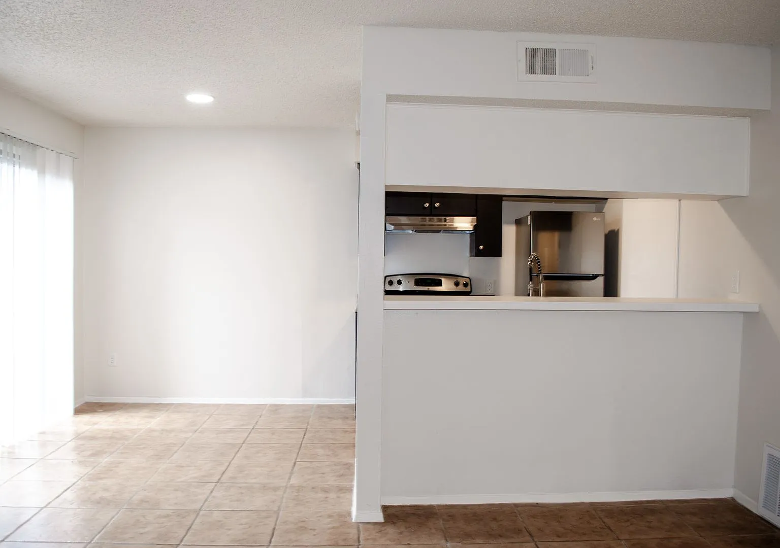 2 Bed/ 1 Bath With Easy Access to 183/290 and 35 — Photo 2