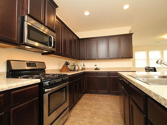4th image of 1018 Hyde Park Dr