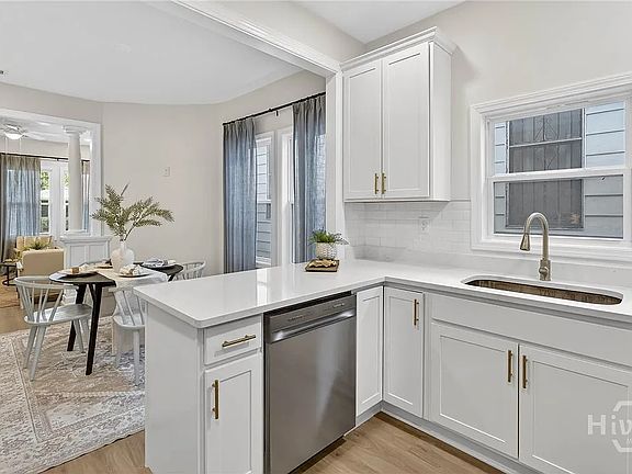 5th image of 654 E 34th St