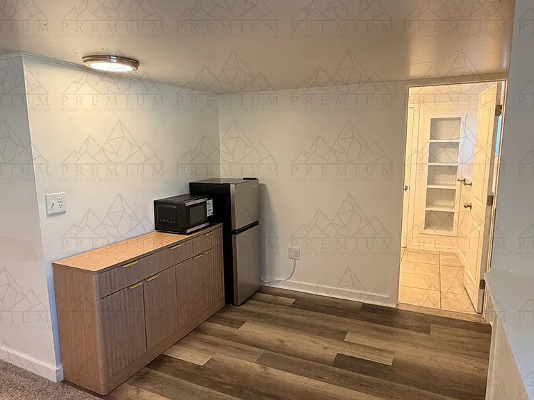 214 E 7th Pl — Photo 13