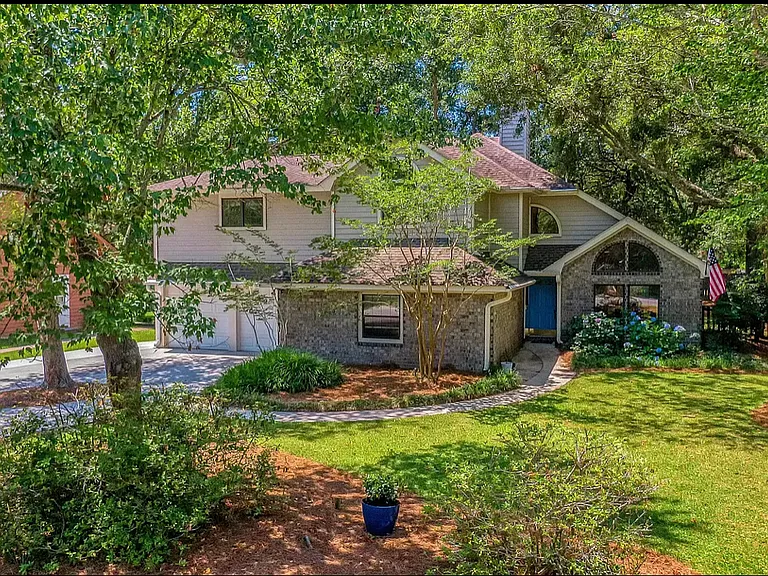 2055 Prospect Hill Dr — Photo 2