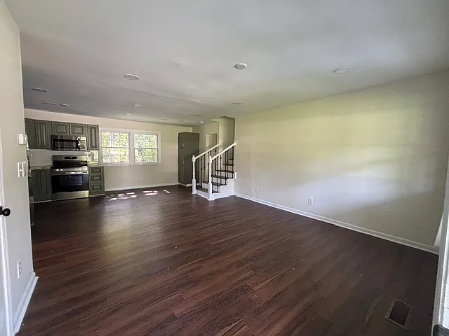 4 bed, 2.5 bath, 1727 sqft, $1,800 — Photo 2
