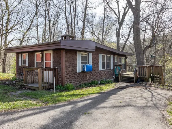 9919 Shawondassee Dr, Dubuque, IA 52003