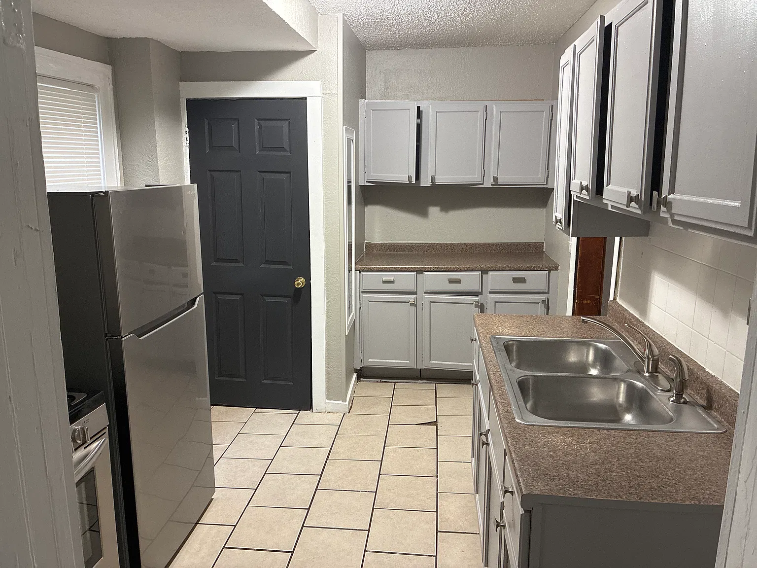 3 bed, 1.5 bath, 1800 sqft, $1,200 — Photo 3