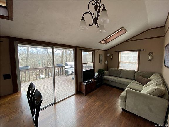 4th image of 48 Cooledge Dr