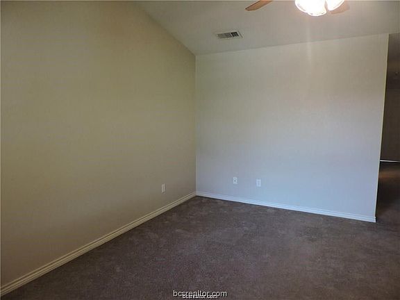 2nd image of 916 Crepe Myrtle St