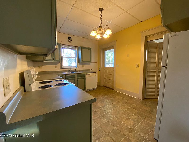 4th image of 98 Champlain Avenue