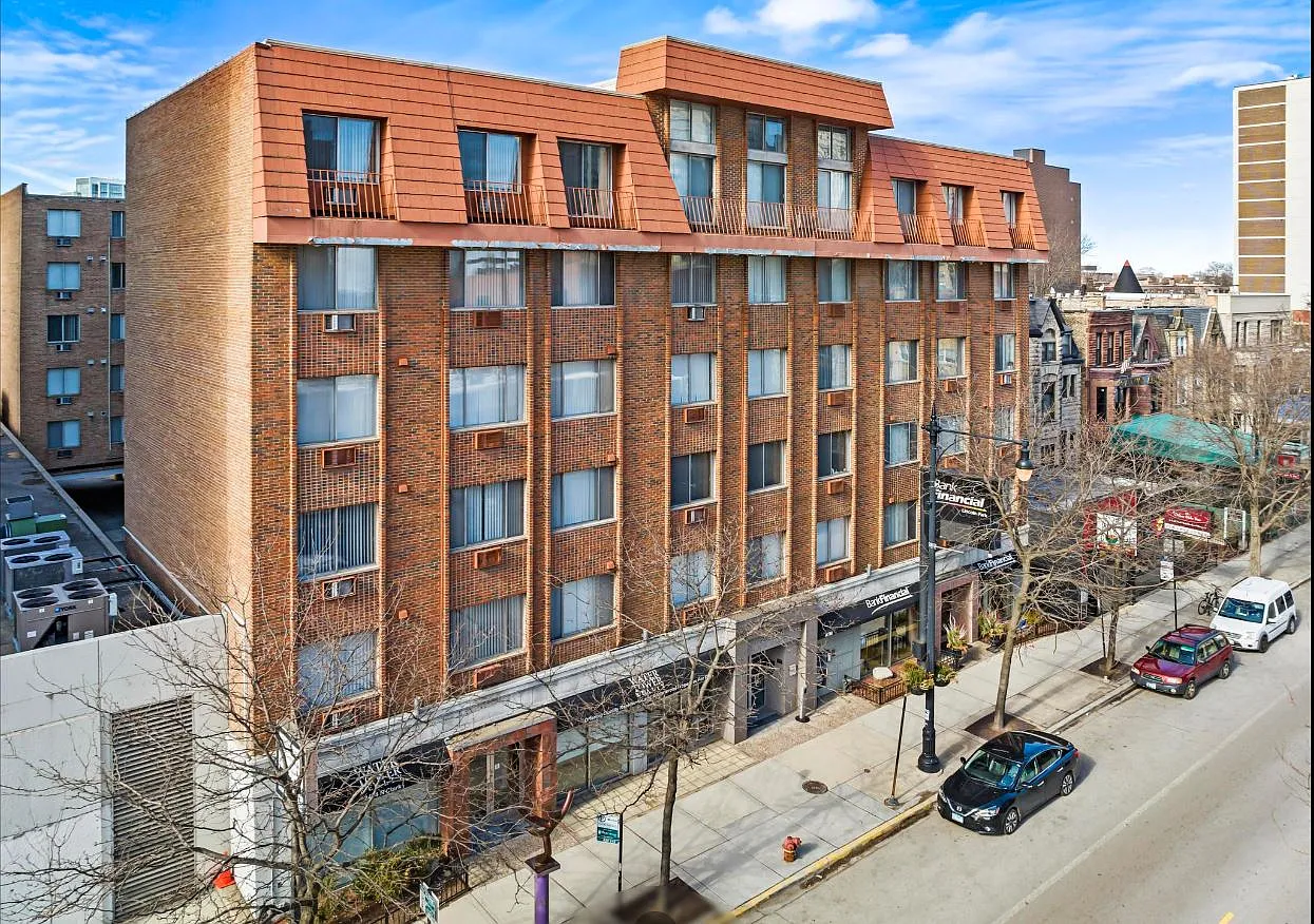 2424 N.Clark — Photo 1
