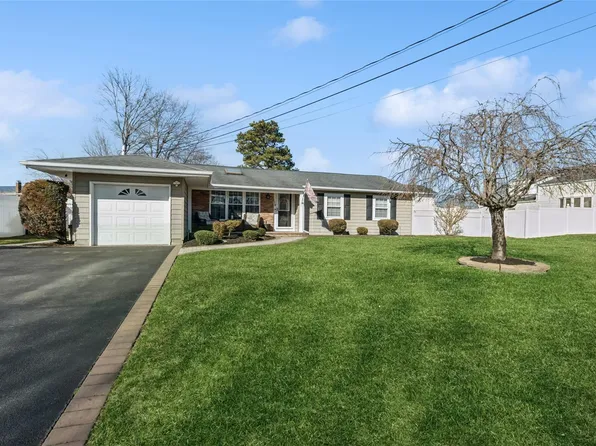 119 Kenwood Drive, Bohemia, NY 11716