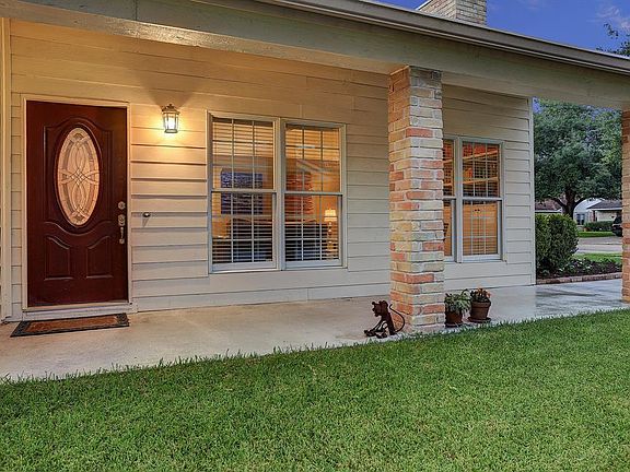 Nice covered porch from driveway