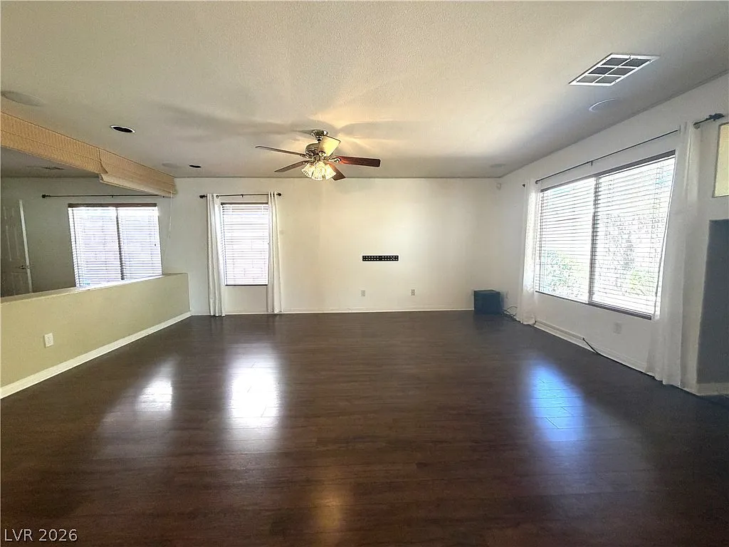 5 bed, 3.0 bath, 3297 sqft, $2,840 — Photo 4