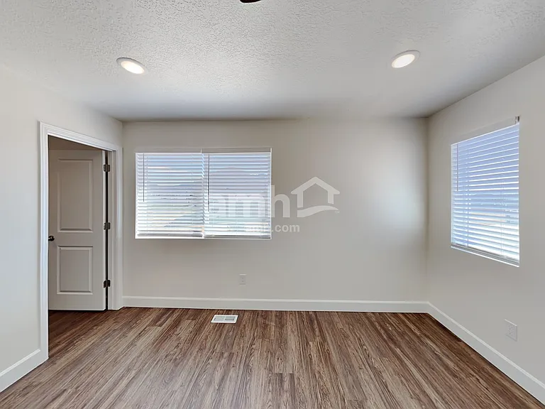 2184 E Silverado Ln — Photo 8