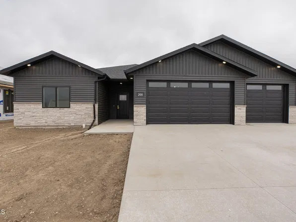 200 Paradise Dr, Bismarck, ND 58504