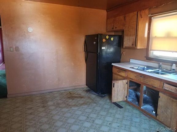 3rd image of 1023 Farmer St