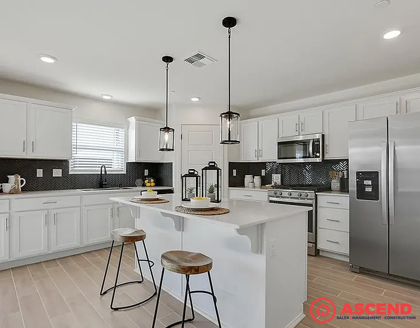 Spacious 5BR/3.5BA Home in 93311 Solar Powered, Utilities Included! — Photo 4
