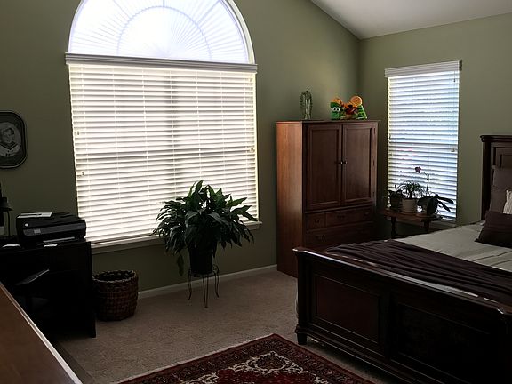 2nd bedroom w/walk in closet