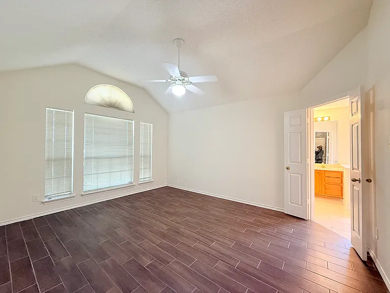 4512 Queenswood Dr — Photo 17