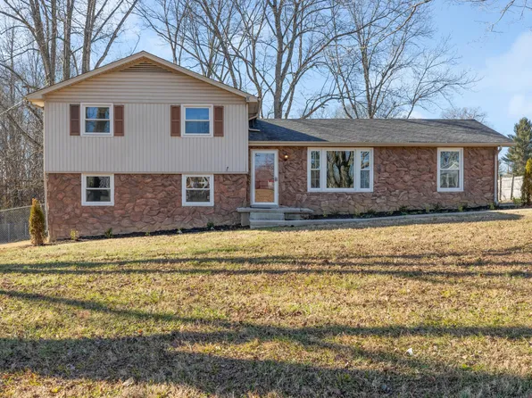 108 W Circle Dr, Burns, TN 37029