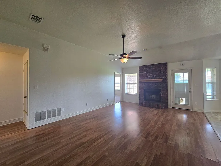 2305 Amethyst Dr — Photo 10