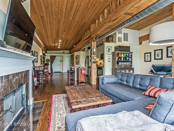 3rd image of 3201 N Ravenswood Ave