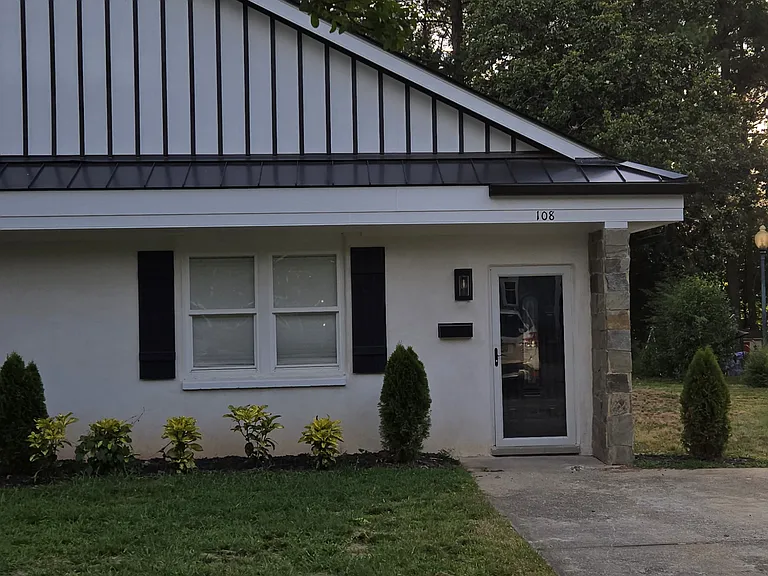 108 S Dixon Ave — Photo 2