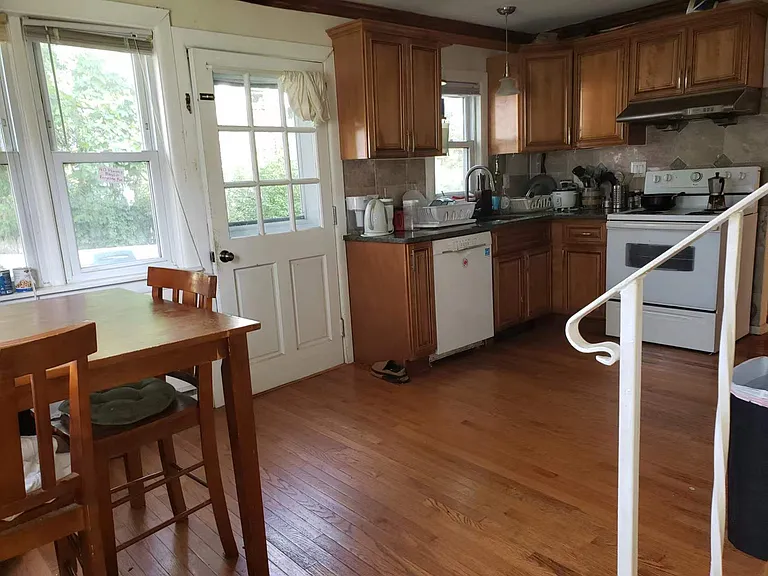 8 Denns Pl — Photo 29