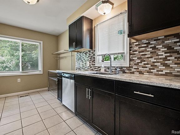 5th image of 21641 Sussex St