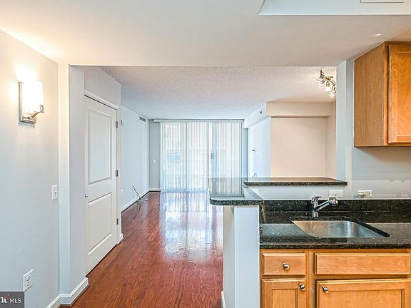 4th image of 880 N Pollard St APT 706