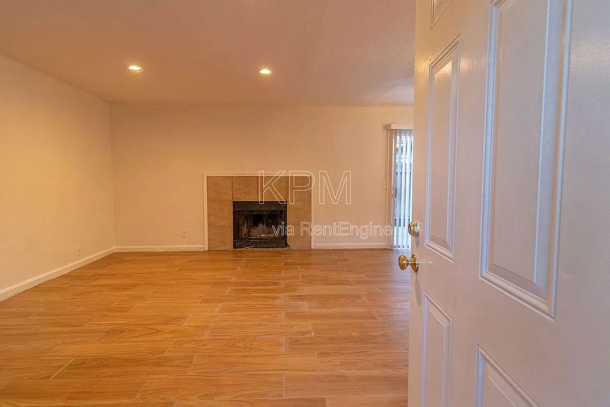 Building Photo - 7409 Village Green Dr