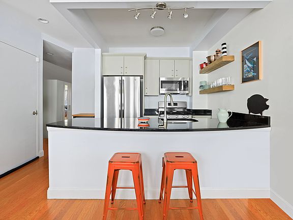 3rd image of 527 Vanderbilt Ave APT 2A