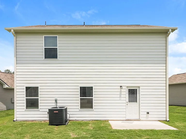 643 Mackenzie Cv — Photo 17