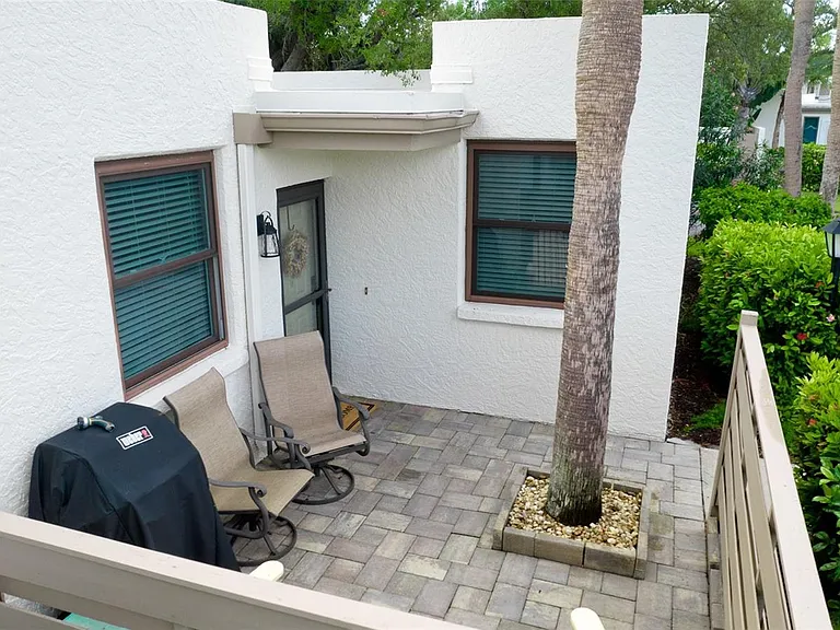 401 Palm Tree Dr — Photo 3