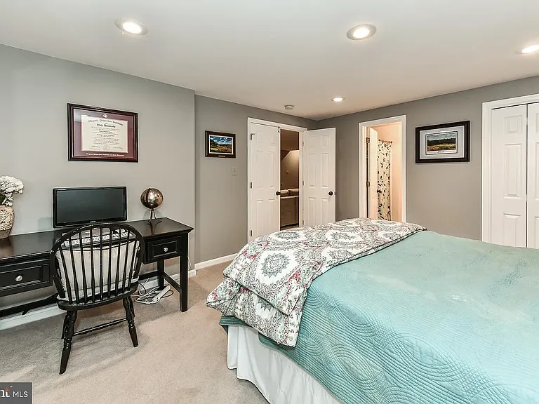 7910 Oak Hollow Ln — Photo 15
