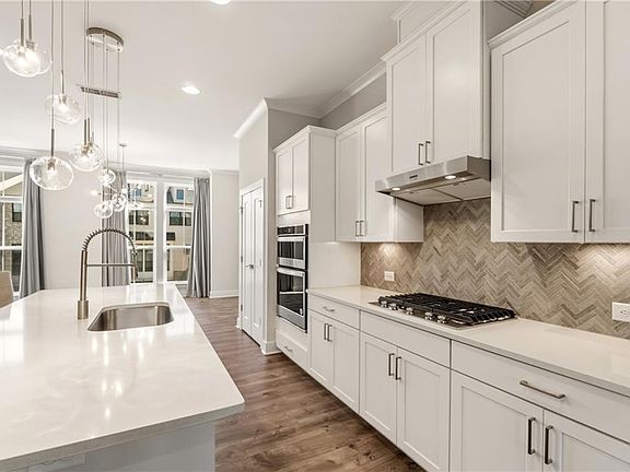 2nd image of 615 Fairview Cir