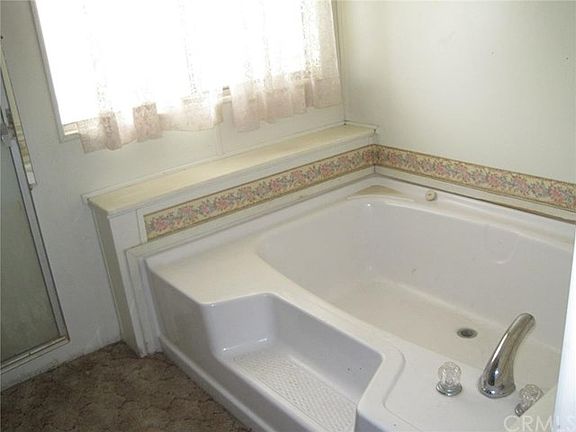 4th image of 925 Leonard Ln