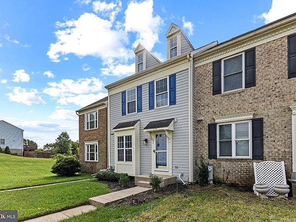 3rd image of 315 Overlea Pl