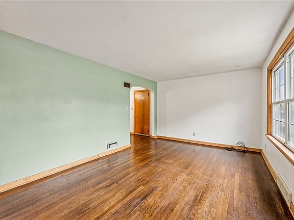 5th image of 349 Goodwin Ave