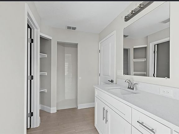 3rd image of 439 Chestnut Ct