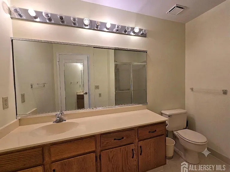 8 Glastonbury Dr — Photo 38