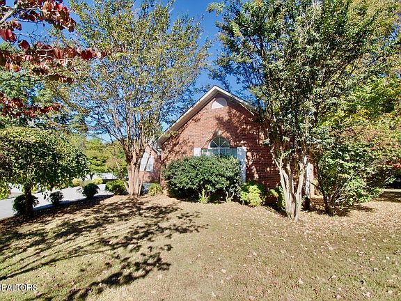 3rd image of 114 Green Briar Cir