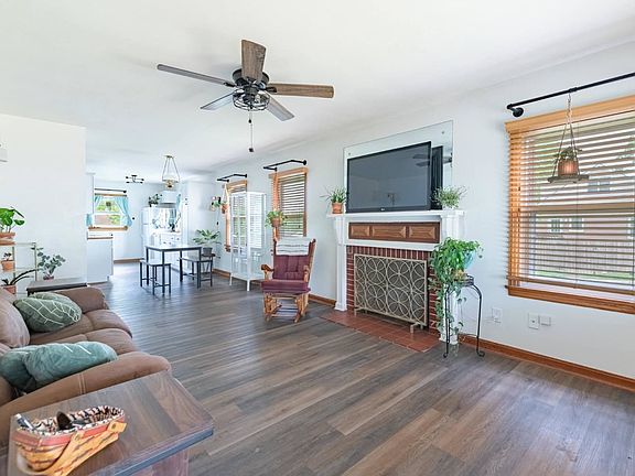 3rd image of 28 Red Bud Dr