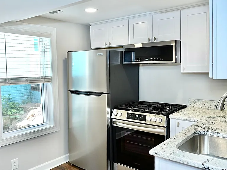 406 Hedge St — Photo 13