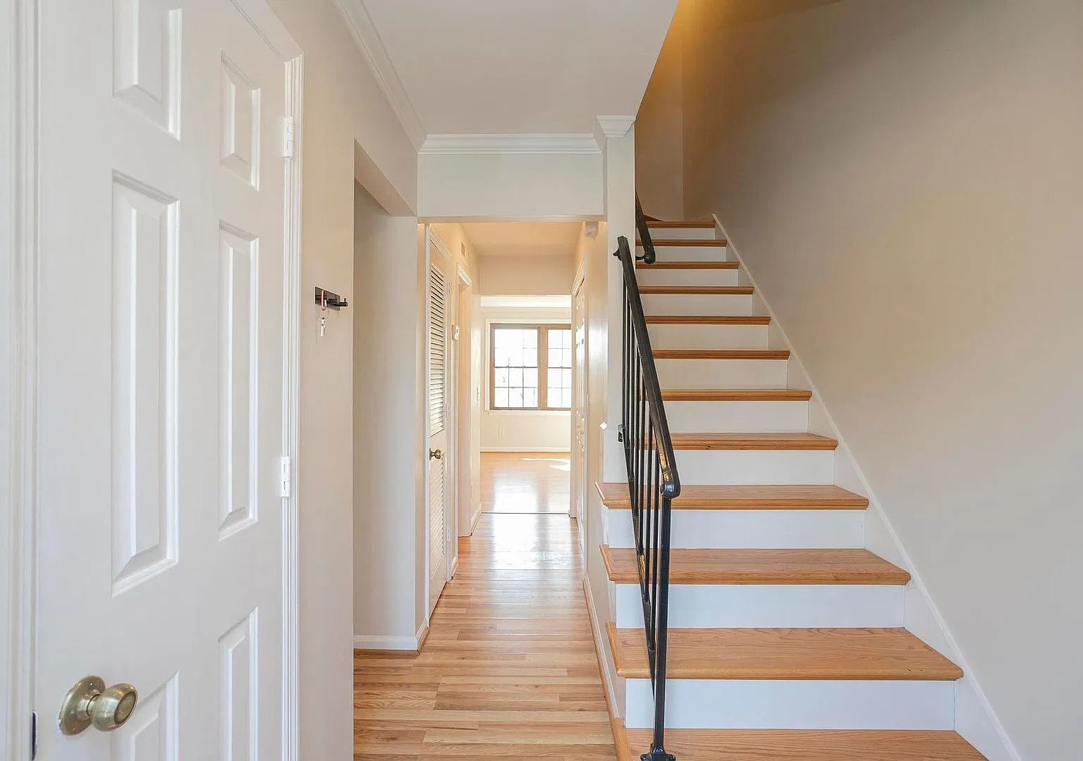 Beautiful 3 Bed Brentwood Townhome! — Photo 2